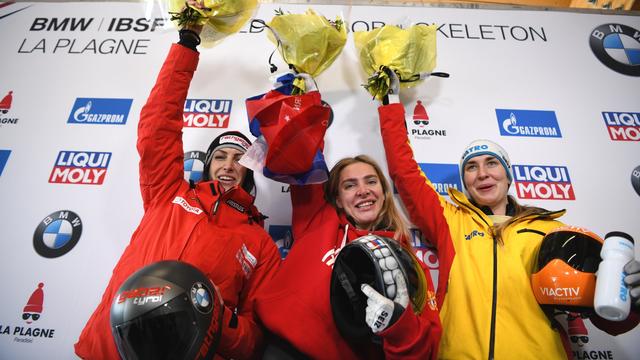 Siegerbild aus La Plagne, von links: Janine Flock (2.),  Elena Nikitina (1.) und Jacqueline Lölling (3.). | Foto: IBSF