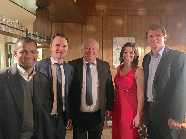 Beim Pfarrball in der Dorftaverne Venus: Pfarrer Lijo Joseph, Stefan Fuchs, Manfred Schulter, Michaela Nagl und Bernhard Hirczy (von links).