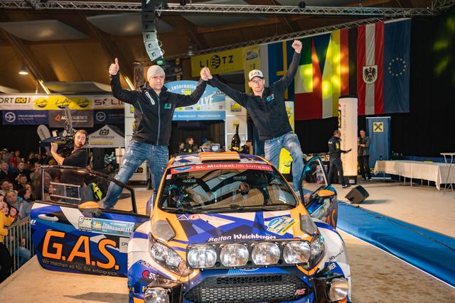 Schauplatz Messehalle: Bei der 35. Jännerrallye war Freistadt wieder das Zentrum des Motorsports. Unser Bild zeigt die Siegerehrung mit Hermann Neubauer und seinem Beifahrer Bernhard Ettel. Veranstalter Mario Klepatsch und sein Team haben wieder hervorragende Arbeit geleistet.