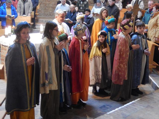 Die Langenzersdorfer Könige beim Gottesdienst am 6. Jänner.