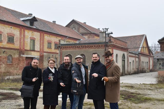 Die Schlüsselübergabe des ehemaligen Haschahofs mit Bezirksvorsteher Marcus Franz (2.vr) und Andreas Gugumuck (3.vr). Alle (vl): Daniel Podmirseg: Architekt, Vorstand Vertical Farm Institute; Camilla Munksgaard: Projektleiterin, Architektin; Walter Hötzendorfer: Vorstand Zukunftshof, Jurist; Andreas Gugumuck: Obmann Zukunftshof, Schneckenzüchter; Bezirksvorsteher Marcus Franz; Dietmar Gombotz: Geschäftsführer Zukunftshof.