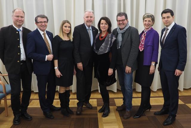 Dieter Nemetz, Kulturstadtrat Franz Piribauer, Slava Muhrer, Bgm. Mag. Klaus Schneeberger, Lisa Bäck, Franz Baldauf, BH-Stv. Mag. Dagmar Pfeiler-Blach, VDir. Mag (FH) Christian Spitzer