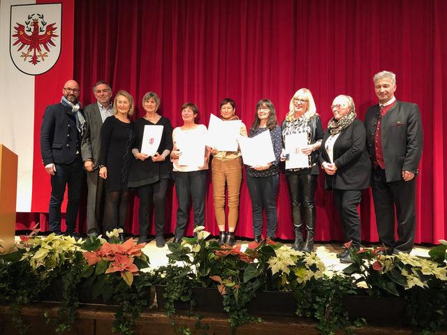 Das Sozialehrenzeichen ging an die Gruppe "Glaube und Licht" mit Angelika Geisler, Ilse Jöbstl, Gerda Kurz, Irmgard Rinder, Liselotte Iwanov und Renate Rzehak mit Bgm. Dietmar Wallner (r.), Vize-Bgm. Bernhard Stöhr, GR Reinhard Macht und Vize-Bgm. Inge Meixner-Hammer (v. l.)