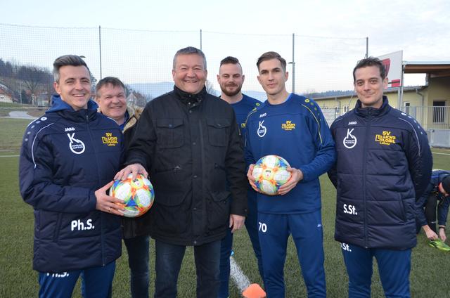 Gut gelaunt ging es ins erste Training: Cheftrainer Semlic, Sportdirektor Erwin Frieszl, Obmann Bernhard Loidl, Kapitän Andreas Zingl, Neuzugang matthias Puschl und Co-Trainer Sascha Stocker.