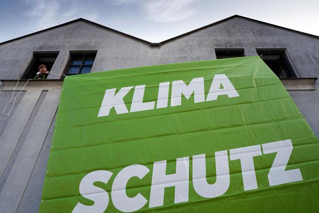 Auf dem Güssinger Marktplatz prangt ein riesiges Transparent mit der Aufschrift "Klimaschutz wählen".