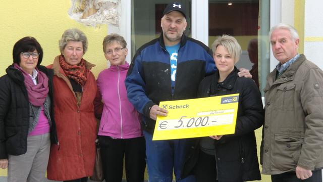 Mitglieder der Trachtengruppe Maria Rain überbrachten den Spendenscheck.