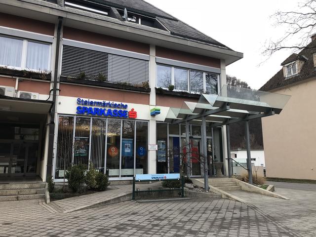 Voller Erfolg: Die Bankfiliale bleibt in Peggau.