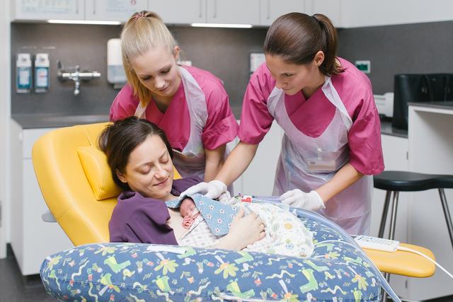 Damit sich Frühgeborene bestmöglich entwickeln können, setzt man im St. Josef Krankenhaus Wien auf die intensive Einbeziehung der Eltern von Anfang an