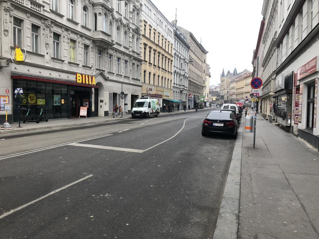 Autofahrer, die in die Pilgramgasse einbiegen, werden von den parkenden Autos rechts an der Weiterfahrt gehindert und müssen in den Gegenverkehr steuern.