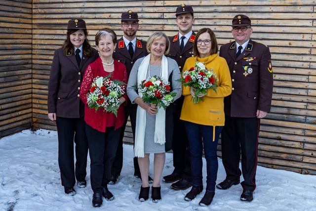 Das Kommando der FF Pehendorf Verwalterin Anna Wagner, Kommandant-Stellvertreter Daniel Bretterbauer, Kommandant Richard Groiß mit Bürgermeister Josef Wagner und den Patinnen Frieda Grünstäudl, Paula Friedl und Elfriede Wallner.