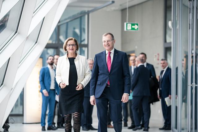 Niederösterreichs Landeshauptfrau Johanna Mikl-Leitner und Oberösterreichs Landeshauptmann Thomas Stelzer.
