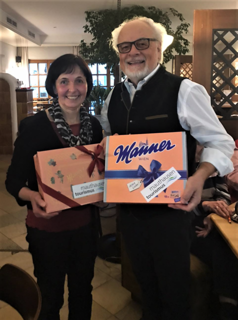 Mit einem "süßen Gruße" aus dem lokalen Manner-Shop bedankte sich Tourismus-Chef Gottfried Kraft bei der Obfrau Maria Hinterplattner für die Unterstützung bei vielen touristischen Aktivitäten durch die Goldhaubengruppe Mauthausen.