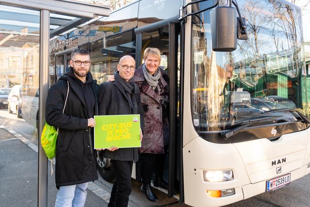 Stefan Eitler, Christian Ecker und Helga Krismer mit dem Citybus-Ticket und der PendlerInnen-Flyer