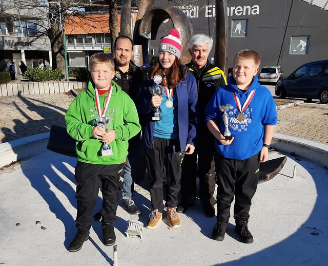 Vorne v.l: Fabian Gruber, Sabrina Gruber und Florian Gruber. Hinten v.l.: die Trainer Markus Lorenz und Walter Klotz.