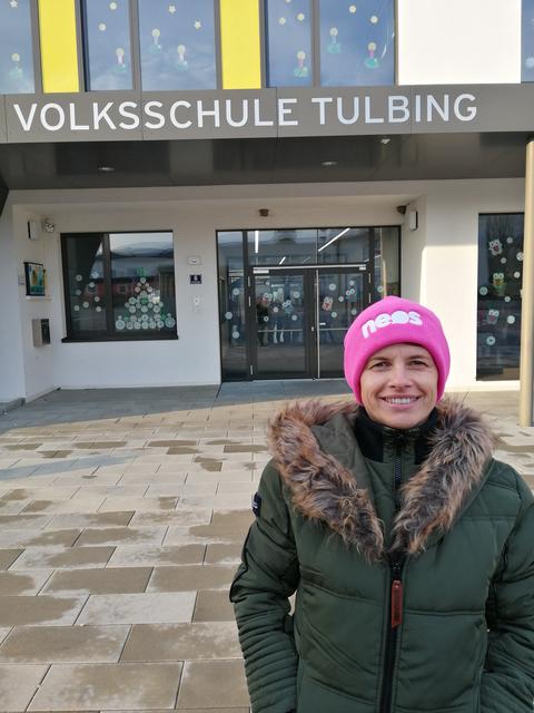 Natascha Hoxha vor der Volksschule Tulbing