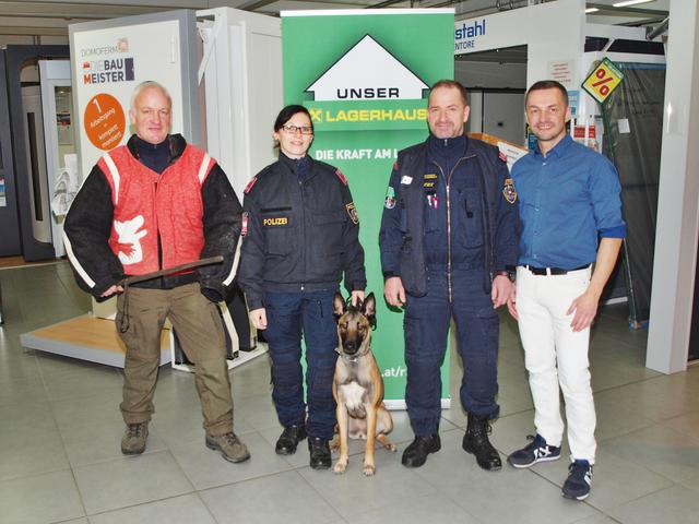 Im Bild: Ausbildner Karl Koch , Junghundeführerin Theresa Steinböck mit ihrem Hund "Sooky", Sprengstoffhundeführer Werner Wilfinger und Standortleiter Walter Bock.