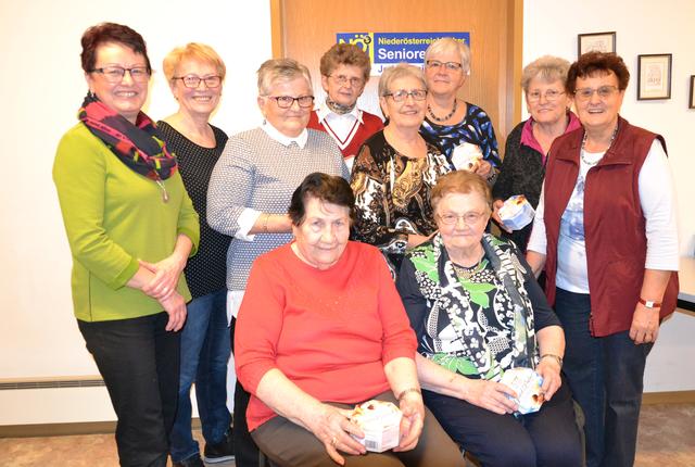 Die Geburtstagskinder im Jänner Fr.Pehm Johanna ,
Fr.Epp Barbara,Fr.Huth Maria,Fr.Zehtner Franziska Fr.Kraus Anna und Obfr.Hofstetter Gertrude mit den Vorstandsmitgliedern Fr. Weilinger Susi, Fr. Schinerl Anni ,Fr. Deubner Fritzi und Fr. Kitzl Gertraud