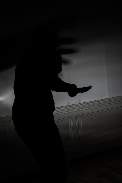 Mit einem Messer bewaffnet brach ein 24-jähriger Wiener in einen Tankstellen-Shop in St. Pölten ein.