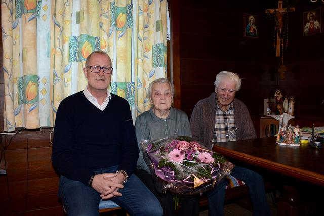 Im Bild: Jubilarin Johanna Ladner (2. v.l.) mit Gatten Adolf und Bgm. Werner Kurz