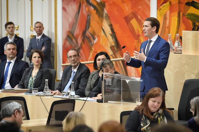 Das Kabinett Kurz II wir am Freitag den 10. Jänner erstmals im Nationalrat vorstellig. Bundeskanzler Sebastian Kurz (ÖVP) und sein Vize Werner Kogler (Grüne)präsentieren dabei den Abgeordneten das neue Regierungsteam sowie das Regierungsprogramm der Koalition.