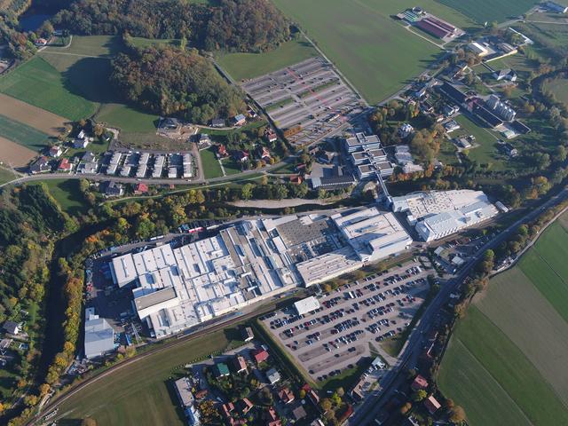 Zukünftig wird das Material über ein Fördersystem vollautomatisch durch das Werk in die Fertigung transportiert.