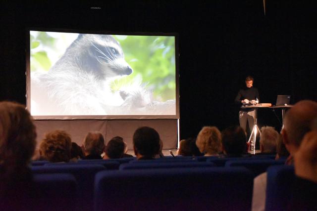 Naturfilmer Florian Guthknecht berichtete in seinem Vortrag unter anderem von in Deutschland eingeschleppten Waschbären, die dort die Naturschutzgebiete bedrohen.
