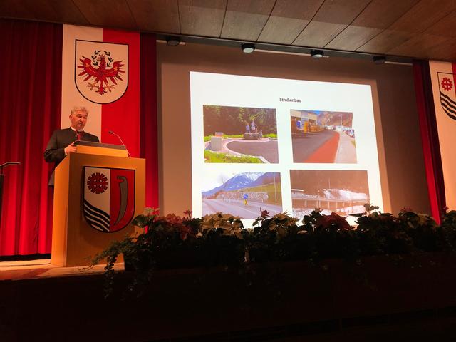 Bgm. Dietmar Wallner berichtete im Rahmen der öffentlichen Gemeindeversammlung von abgeschlossenen und geplanten Projekten in der Gemeinde