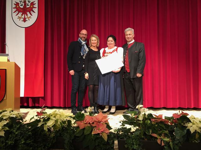 Das Ehrenzeichen der Gemeinde Jenbach in Gold ging an die lanjährige Obfrau des Trachtenvereins Jenbach Gabi Kirchmair (2. v. r.) mit den beiden Vizebürgermeistern Bernhard Stöhr und Inge Meixner-Hammer (v. l.) und Bgm. Dietmar Wallner (r.)