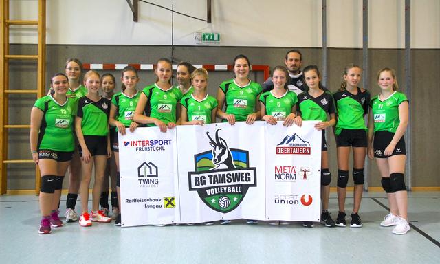 Nach wie vor eine weiße Weste hat das Schülerliga-Team des Vereins "Volleyball BG Tamsweg" – hinten im Bild Trainer Tom Fussi.