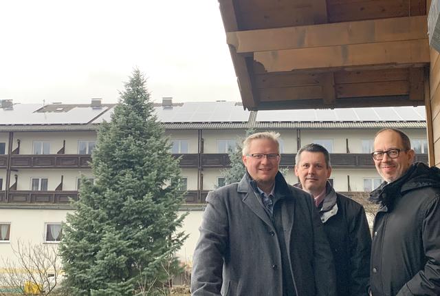 Bürgermeister Michael Göschelbauer, Vizebürgermeister Daniel Kosak und Hans Steinberger wolleb den Photovoltaik-Bonus einführen.