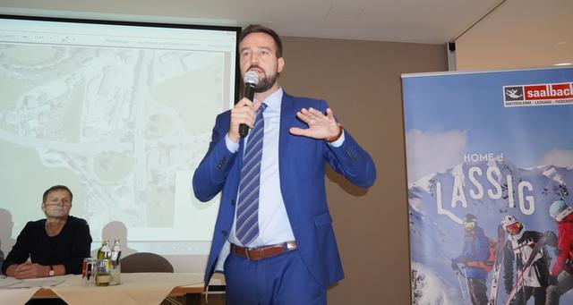 Landesrat Stefan Schnöll bei der Präsentation des neuen Kreisverkehrs