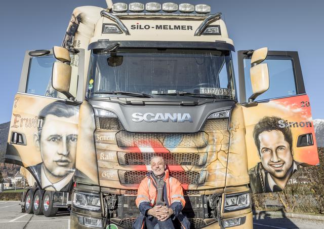 LKW-Fahrer Giovanni Melmer vor seinen Vorfahren.