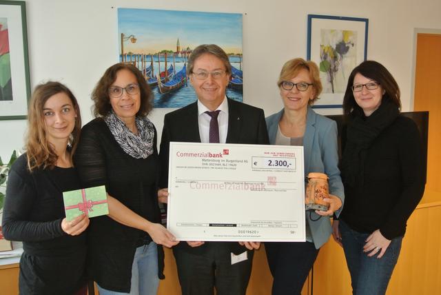 Scheckübergabe in der BH Mattersburg: Lisa Kainz (BH Mattersburg), Dagmar Matouschek (BH Mattersburg, Sozialverein), Bezirkshauptmann Werner Zechmeister, Astrid Kraft, Carmen Jocham (beide Firma ETM)