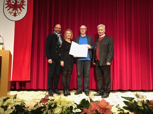 Das Sportehrenzeichen in Silber ging an "das Gesicht der Zeitmessung" Peter Steger (2. v. r.) mit den beiden Vizebürgermeistern Bernhard Stöhr und Inge Meixner-Hammer (v. l.) und Bgm. Dietmar Wallner (r.)