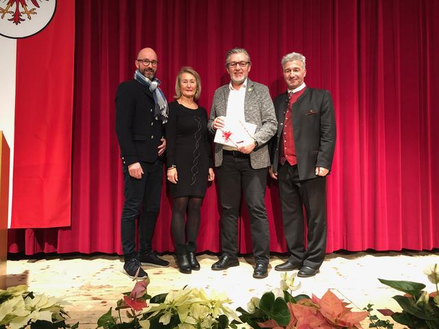 Ein öffentliches Dankeschön für 22 Jahre in der Lawinenkommission erhielt Karl Knoflach (2. v. r.) von Bgm. Dietmar Wallner (r.) sowie den beiden Vizebürgermeistern Bernhard Stöhr und Inge Meixner-Hammer (v. l.)