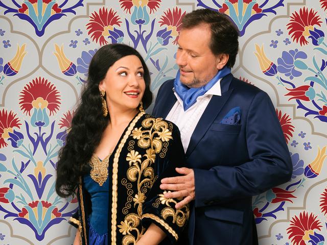 In den Hauptrollen singen und spielen Ivana Zdravkova (Debüt an der Bühne Baden) und Sebastian Reinthaller.