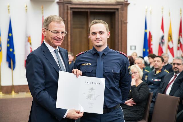 Landeshauptmann Mag. Thomas Stelzer verleiht die Dank- und Anerkennungsurkunde an Inspektor Stephan Hoheneder