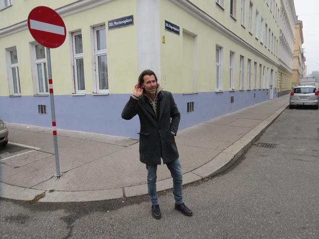Anrainer Michael Wessely ärgert sich seit Wochen über den schrillen Pfeifton und versuchte, diesen zu orten.