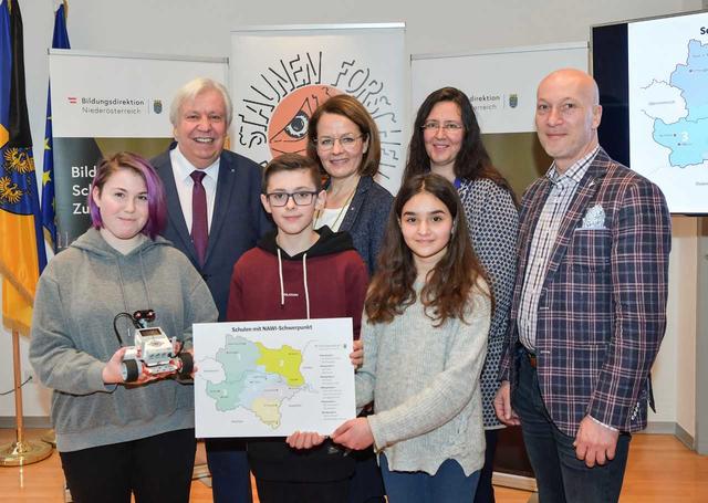 V.l.: Bildungsdirektor Johann Heuras, Bildungs-Landesrätin Christiane Teschl-Hofmeister, Erika Frühwald (Leiterin der ARGE Naturwissenschaften NÖ), Direktor Bernhard Bachofner (MS Schweiggers) mit Schülern der MS St. Pölten Theodor Körner III und IV.