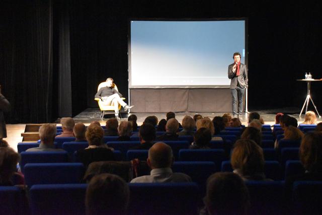 Kulturreferent Klaus Reitberger (re.) läutete im zweiten Teil des Nachtgesprächs die Fragerunde ein.  | Foto: Barbara Fluckinger