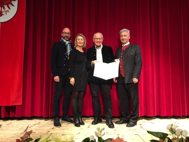 Das Sportehrenzeichen in Gold ging ebenso an den Schützen Manfred Hörl (2. v. r.) mit den beiden Vizebürgermeistern Bernhard Stöhr und Inge Meixner-Hammer (v. l.) und Bgm. Dietmar Wallner (r.)