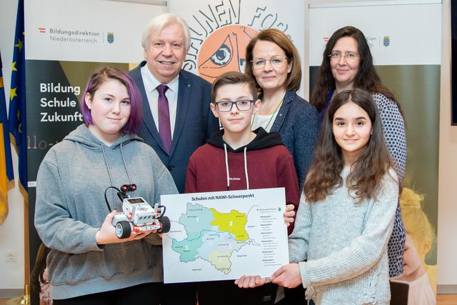 v.l.n.r.: Bildungsdirektor Johann Heuras, Bildungs-Landesrätin Christiane Teschl-Hofmeister und Erika Frühwald (Leiterin der ARGE Naturwissenschaften NÖ) mit SchülerInnen der MS St. Pölten Theodor Körner III und IV