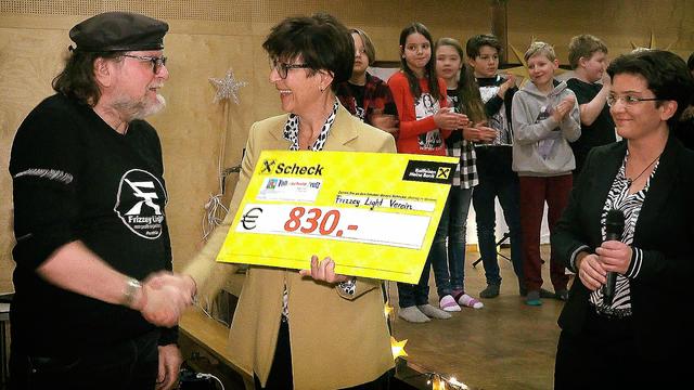 Scheckübergabe von der Direktorin Ruth Mangott mit Lehrerin Martina Walser-Trenker und den fleißigen SchülerInnen der VS Prutz.