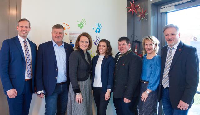 Foto (v.l.n.r.): Bezirkshauptmannstellvertreter Christian Steger, gf. Gemeinderat Günter Graßmann, Familien-Landesrätin Christiane Teschl-Hofmeister, Kindergartenleiterin Julia Brandhofer, Bürgermeister Arthur Rasch, Kindergarteninspektorin Brigitte Umgeher, Vizebürgermeister Wolfgang Grünbichler