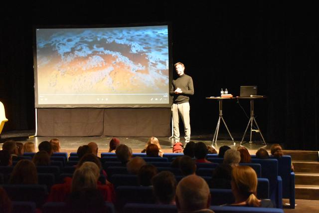 Florian Guthknecht sprach beim jüngsten Kufsteiner Nachtgespräch im Kultur Quartier über das Massensterben von Tieren und Pflanzen. | Foto: Barbara Fluckinger
