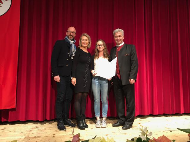 Jugendsportehrenzeichen: Die Stocksportlerin Antonia Grießer (2. v. r.) mit den beiden Vizebürgermeistern Bernhard Stöhr und Inge Meixner-Hammer (v. l.) und Bgm. Dietmar Wallner (r.)
