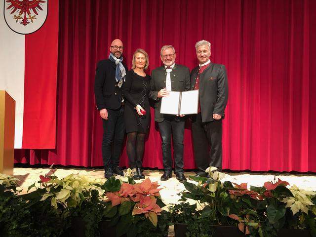 Neuer Ehrenringträger: Erich Rainer (2. v. r.) mit den beiden Vizebürgermeistern Bernhard Stöhr und Inge Meixner-Hammer (v. l.) sowie Bgm. Dietmar Wallner (r.) | Foto: Knoflach-Haberditz