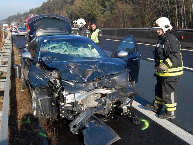 Die Stadtfeuerwehr Pinkafeld rückte zu einem schweren Verkehrsunfall auf der Südautobahn aus.