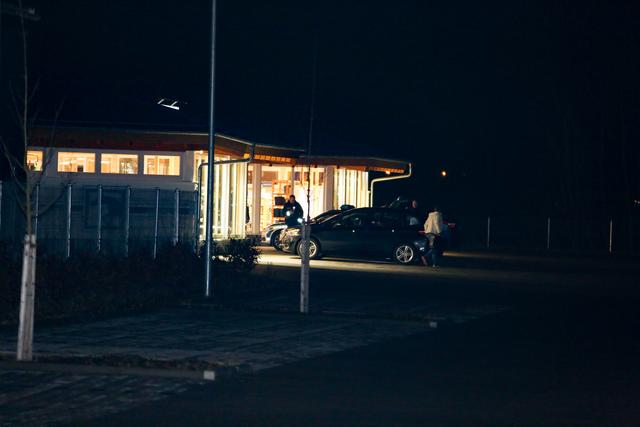 Ein maskierter und bewaffneter Täter überfiel gestern Abend gegen 18:50 Uhr ein Reitsportgeschäft in Neuhaus.