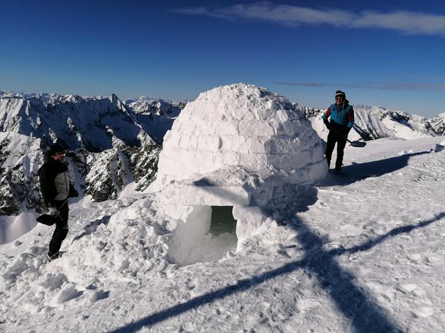 Das ist der Eingang zum Iglu am Preber.